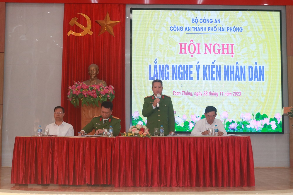 Đại tá Lê Nguyên Trường - Phó Giám đốc CATP lắng nghe ý kiến Nhân dân về lực lượng Công an cơ sở tại xã Toàn Thắng (Tiên Lãng)